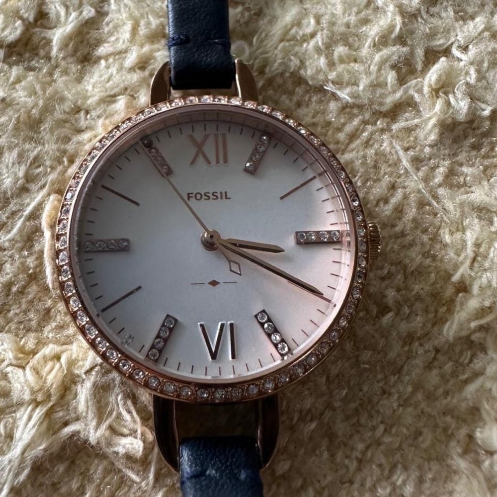 Fossilโ Annette Women's Rose Gold Crystal Bezel Watch Navy Leather ES4405 Runs
